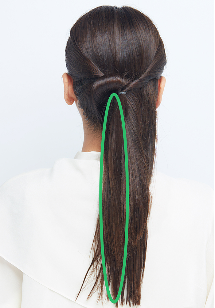 中央の髪をねじる