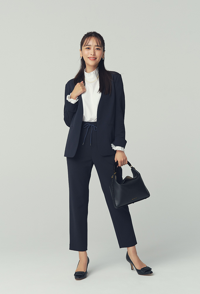 潔いシンプルさに旬が宿る汎用性の高いジャケパン