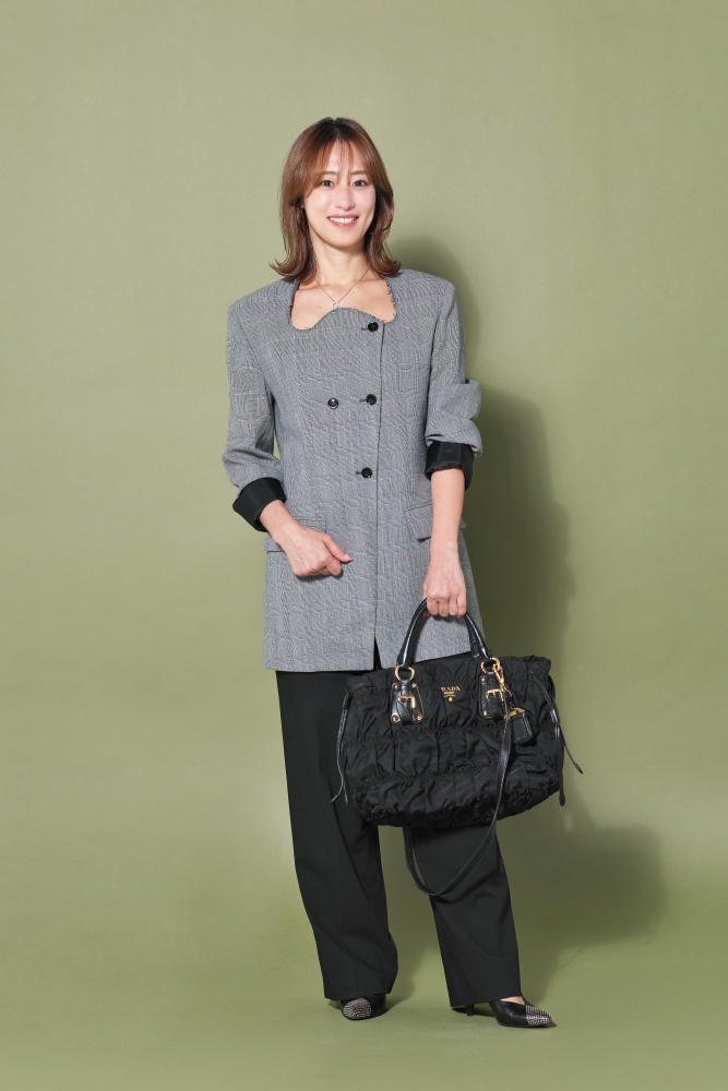 ドマーニ読者モデル 和田彩加さん　カーブネックジャケット×ワイドパンツコーデ全身写真