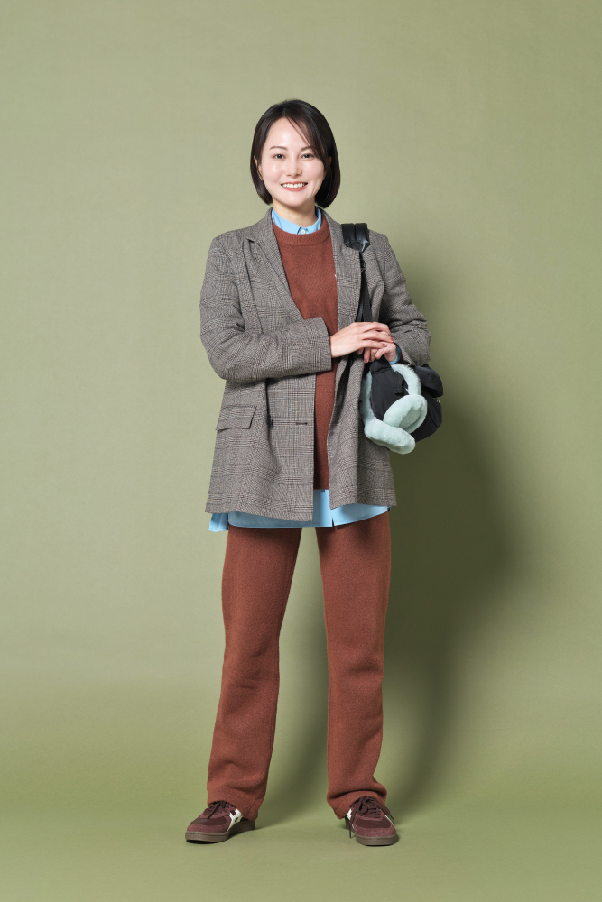 ドマーニ専属読者モデル 鈴木まきさん
ジャケットと茶色ニットアップ着用の機内コーデ全身写真