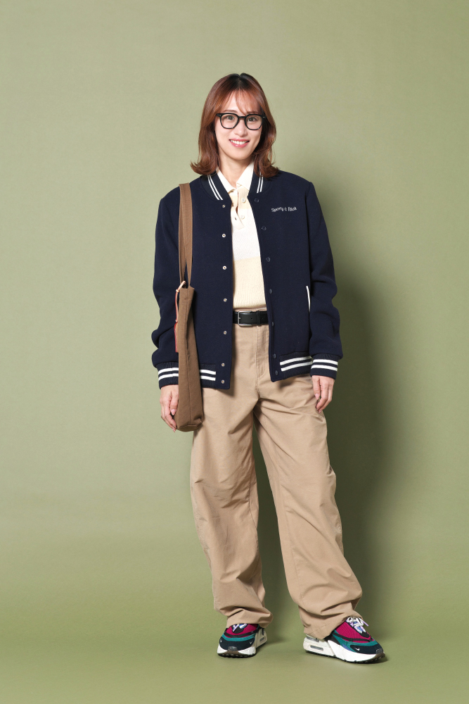 ドマーニ読者モデル 和田彩加さん ネイビーブルゾン×ベージュバレルパンツの全身コーデ写真