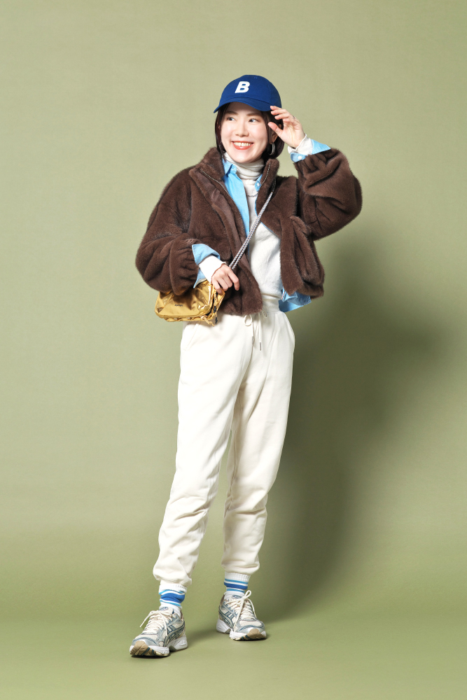 ドマーニ読者モデル 杉本緑さん ボアブルゾン×白スエットパンツコーデ全身写真