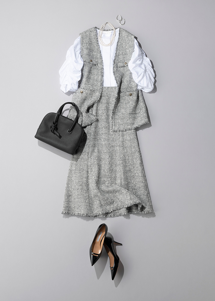 白ブラウス×ライトグレージレ×ライトグレースカート