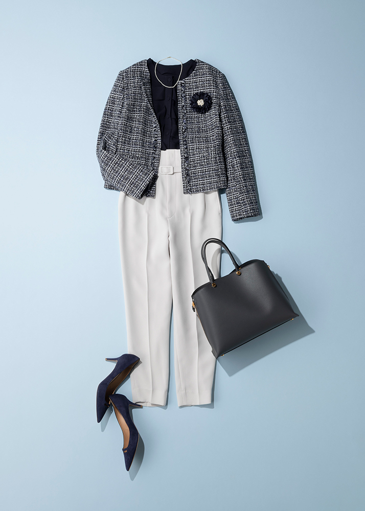 黒ツイードジャケット×黒ブラウス×グレージュパンツ