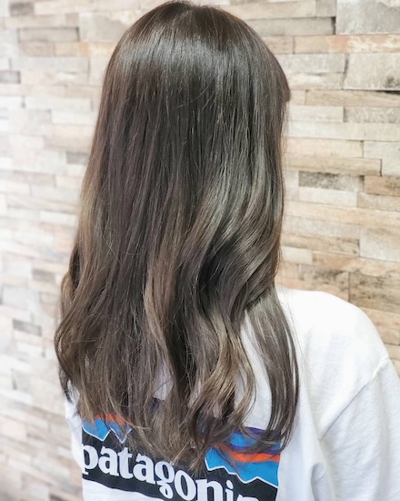 マットカラーのロングヘア女性の後ろ姿の写真