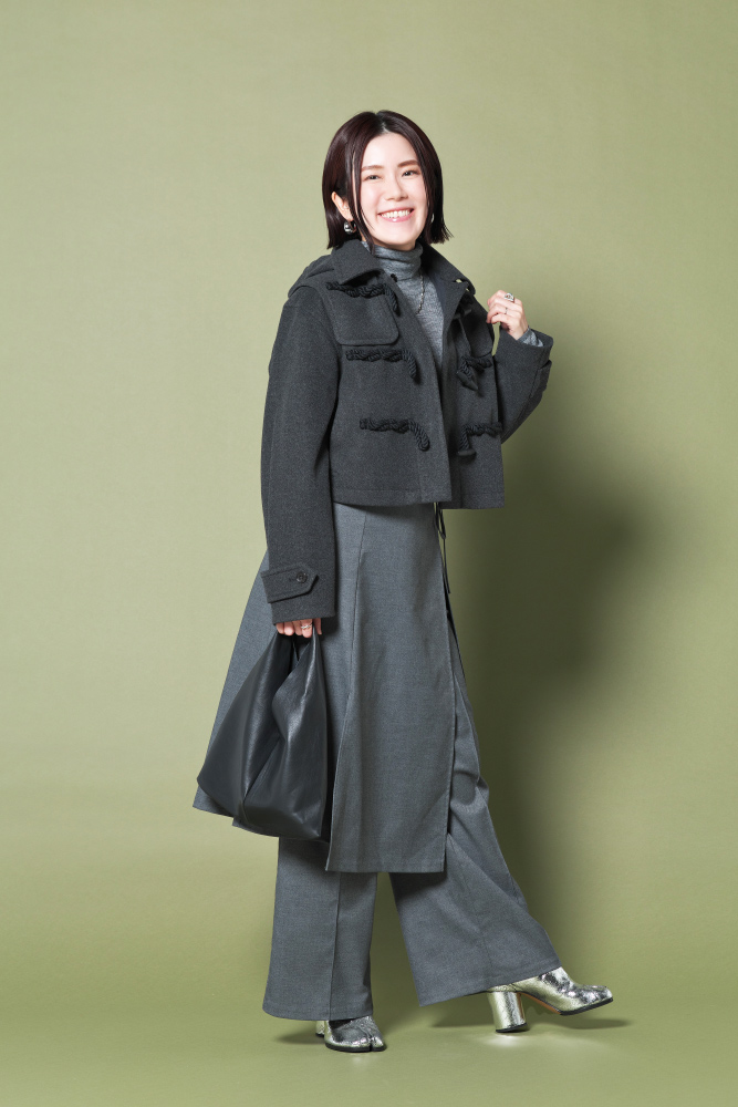 ドマーニ読者モデル 杉本緑さんのグレーコーデ全身写真