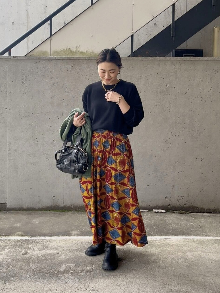 黒ニット×柄スカートコーデの写真