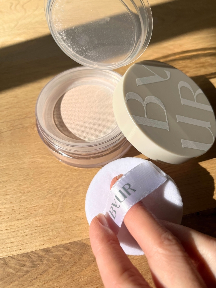 マスクの箱とフェイスパウダーの写真