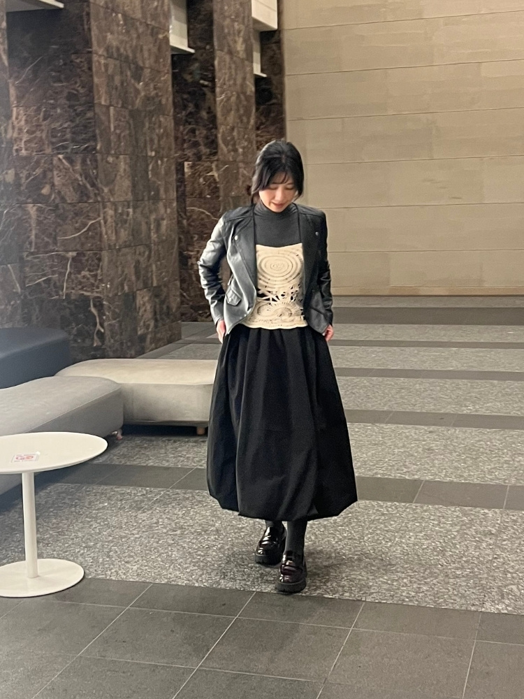 ローファー×黒ライダース×黒スカートコーデの写真