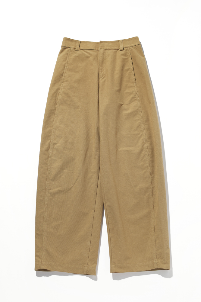 ユニクロ　ベージュのバレルパンツ