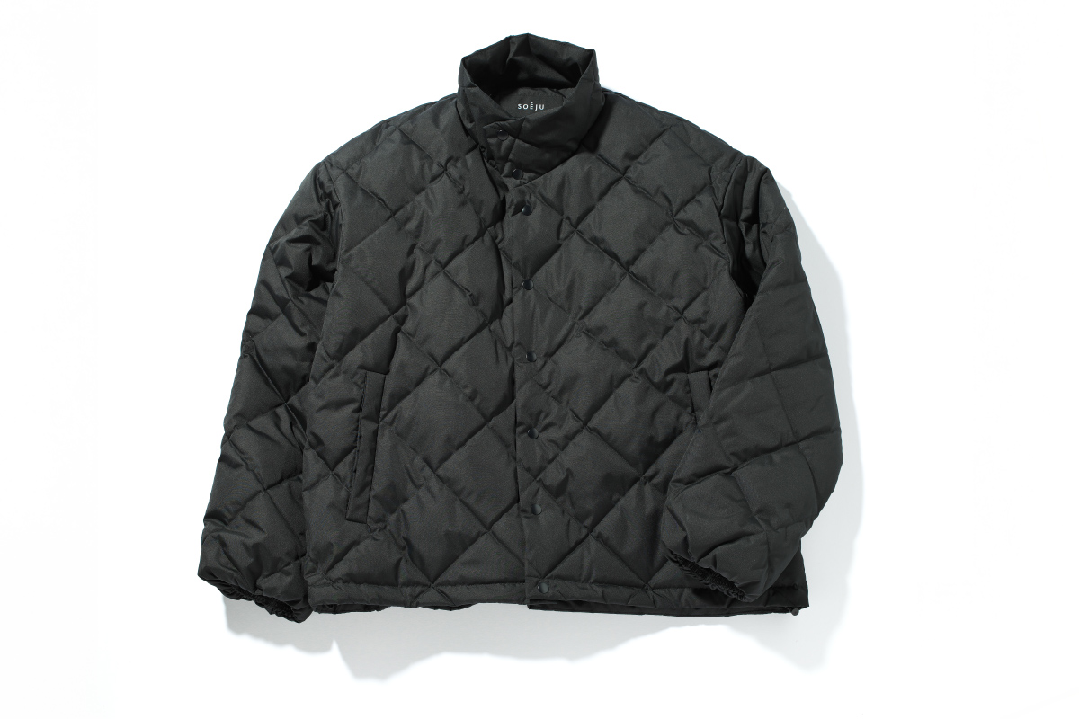 黒のダウンジャケット