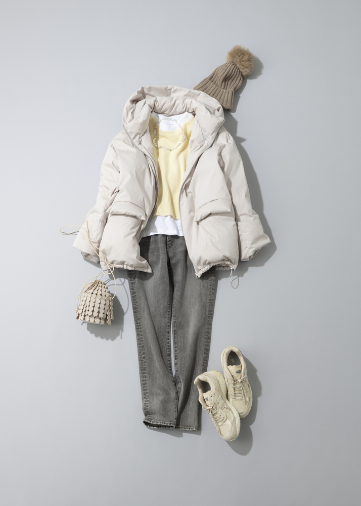 白いダウンのコーデ