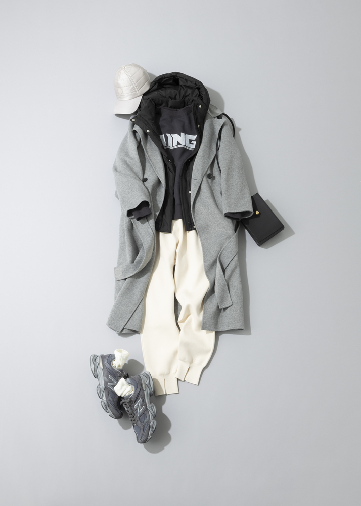 黒ダウンベスト×ネイビーロゴスエット×白パンツ×グレーコート