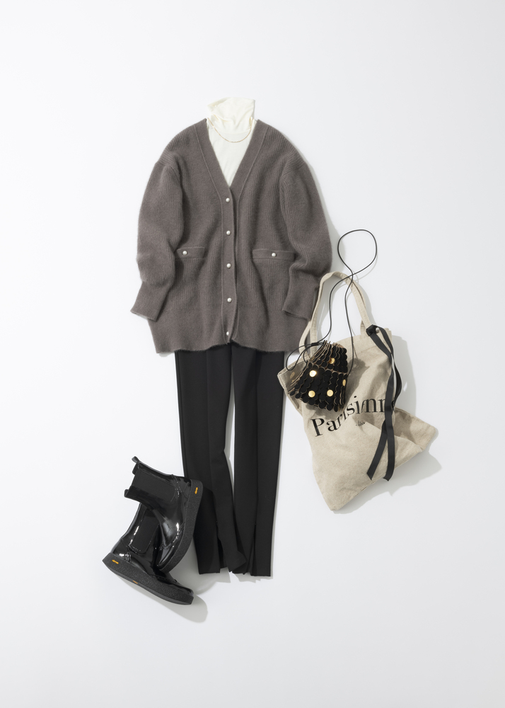 グレージュのニットカーデ×白タートル×黒パンツコーデ