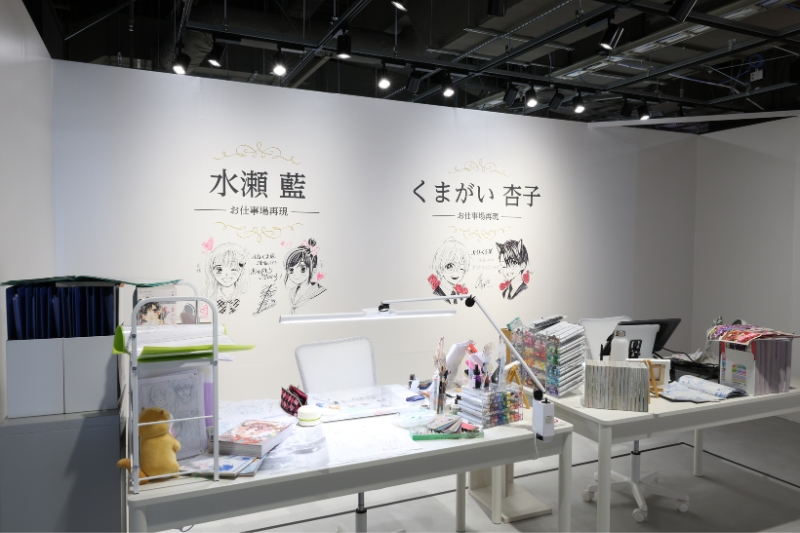 両氏のデスクを再現しているスポットの写真