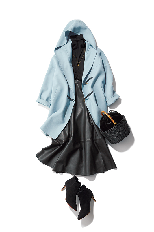 黒ニットと黒スカートに水色のロングコートをあわせたコーデ写真