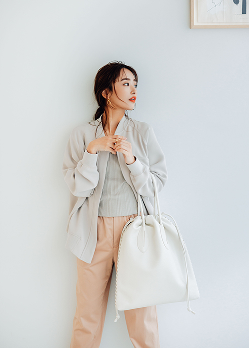 ピンクパンツ×グレーカットソー×グレーブルゾン