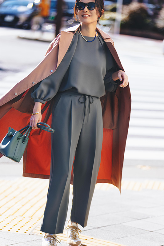 【3】ピンクコート×グレーパンツ×グレーパンツ