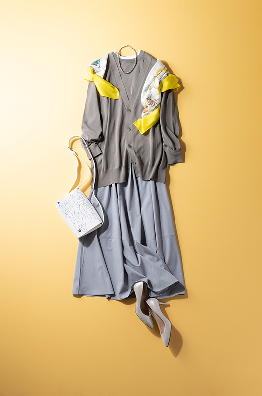 ブルーグレーフレアスカート×カーキグレーアンサンブルニット×黄色スカーフ