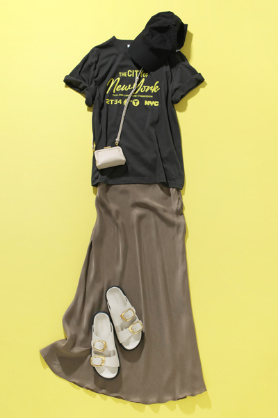 黒キャップ×ロゴTシャツ×スカート