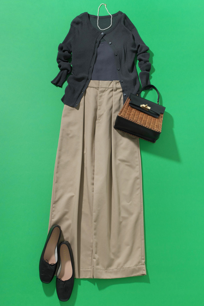 ネイビーカーディガン×ネイビーキャミソール×ベージュワイドパンツ