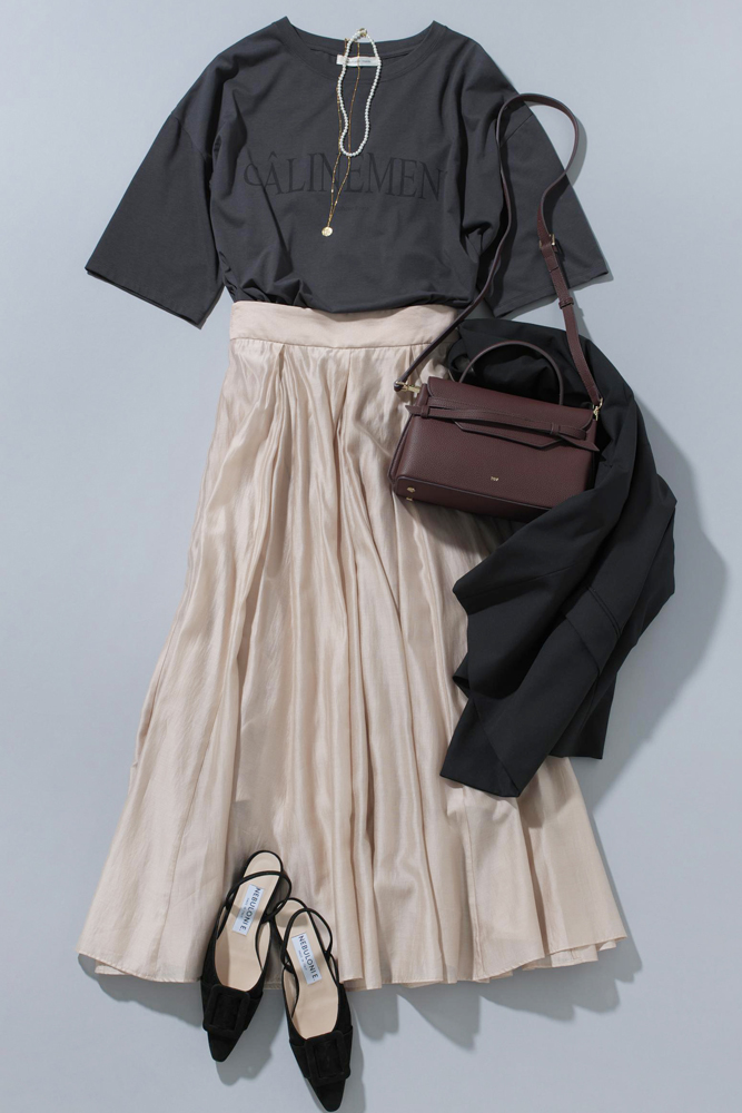 黒ジャケット×グレーロゴTシャツ×ピンクシフォンスカート