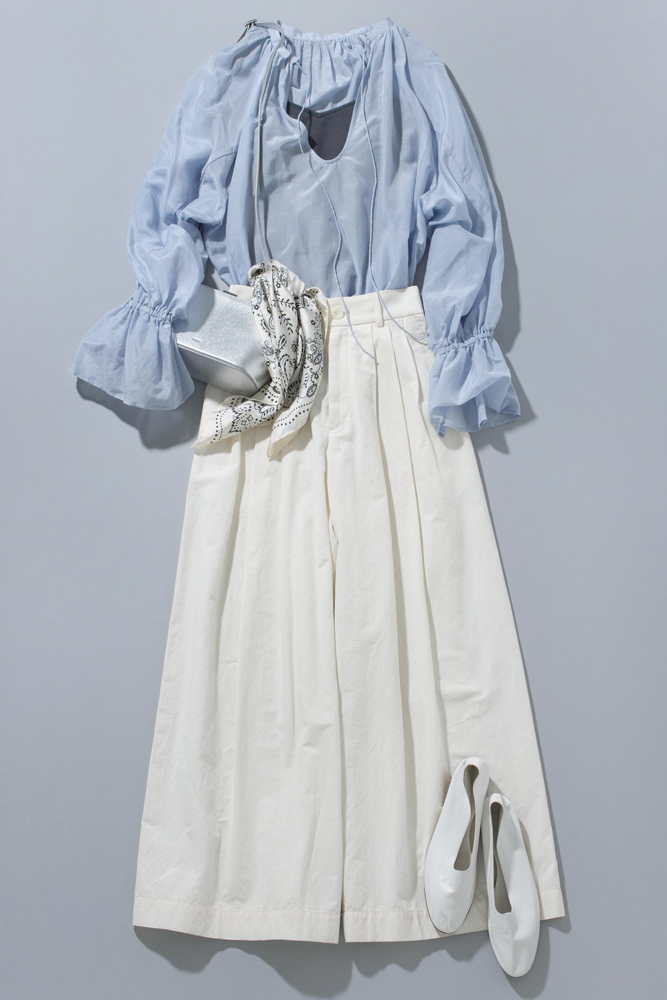 水色ブラウス×白ワイドパンツ