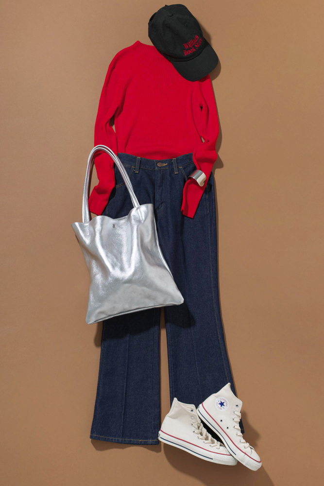 黒キャップ×赤ニット×デニムのコーデ