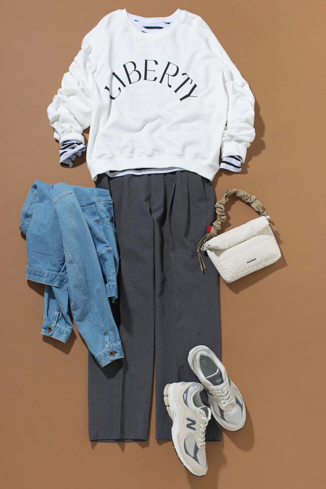 白ロゴスウェット×ボーダー柄トップス×グレーパンツ