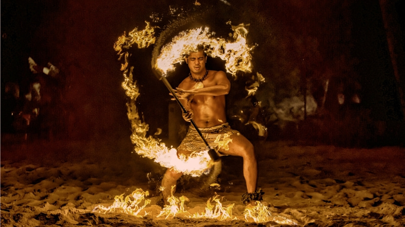 ファイヤーダンスをする男性の写真