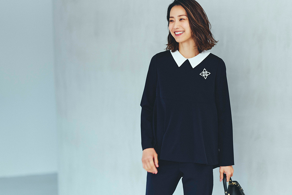 襟つきトップスとパンツのコディネート