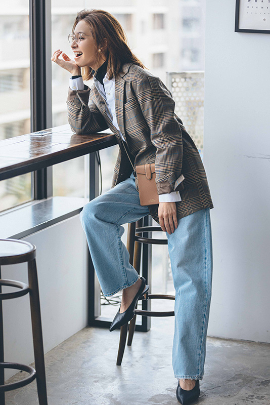 チェック柄ジャケット×黒タートルネック×白シャツ×デニムパンツ