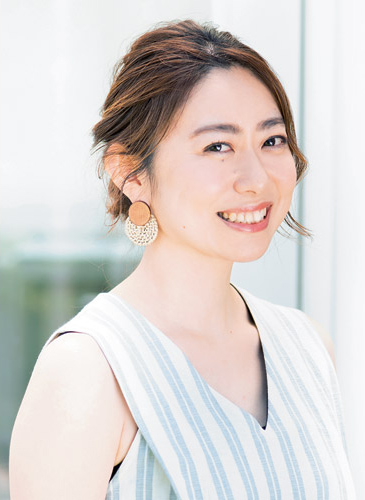 真ん中で分けて髪を後ろでまとめたヘアアレンジの正面写真