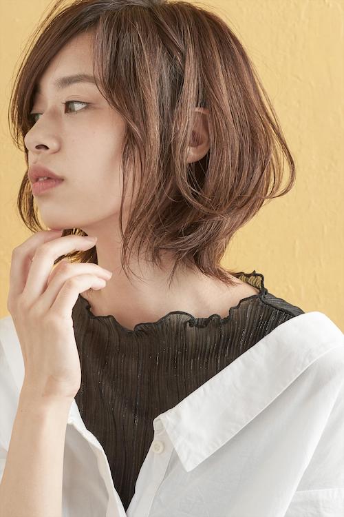 前髪を流したボブヘアの写真　横顔