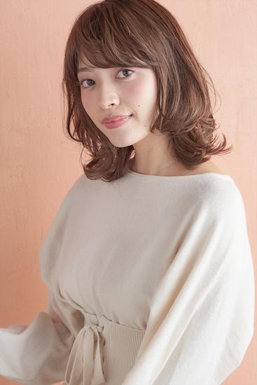 前髪ありのミディアムヘアの写真　正面