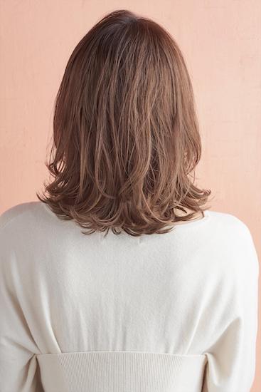 前髪ありのミディアムヘアの写真　後頭部