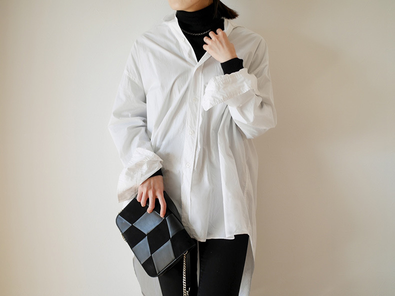 黒タートルネックの着こなし