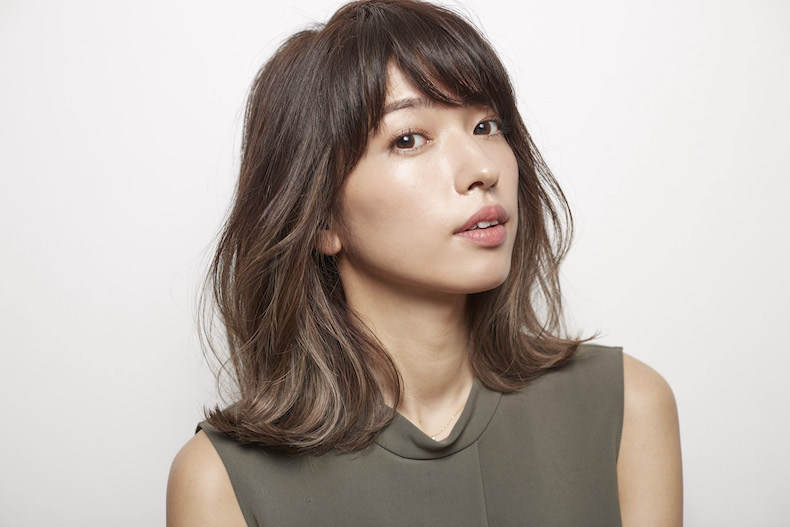 前髪ありのミディアムヘアの写真　正面