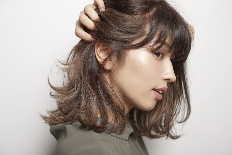 前髪ありのミディアムヘアの写真　横顔