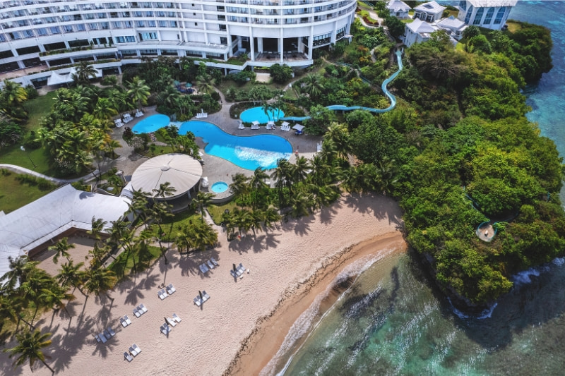 プールサイド側から俯瞰したホテルの写真