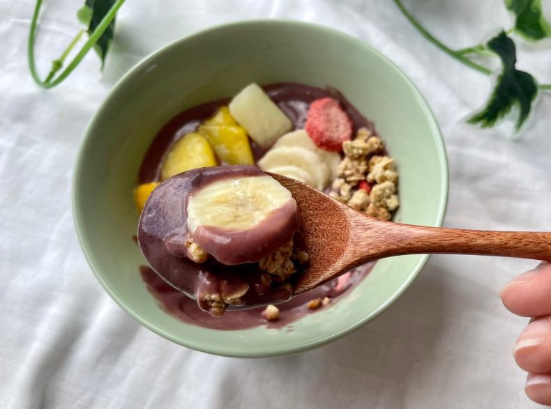 業務スーパーのアサイーバナナブレンドで作ったアサイーボウルをスプーンですくった様子 