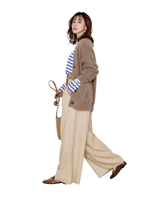 ベージュニットカーディガン×白地に青のボーダーカットソー×ベージュワイドパンツ×ブラウンローファーコーデ