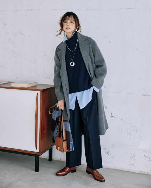 グレーコート×ブルーシャツ×黒ニット×黒ワイドパンツ×茶色ローファーコーデ