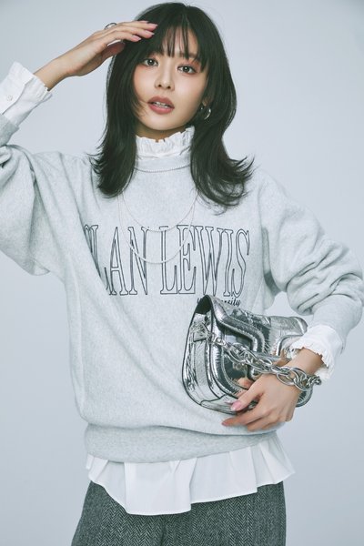 【1/17のコーデ】甘辛ミックスでロゴスウェットを大人仕様にシフト！