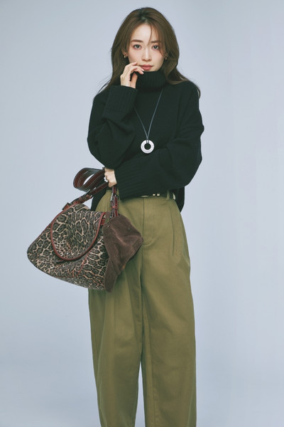 【1/20のコーデ】地厚の黒タートルでつくる、こなれたサファリコンシャス