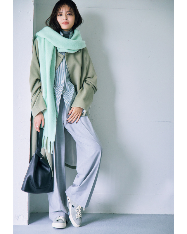 ミントグリーンのストール×グリーンのコート×ライトグレーのシャツ×ライトグレーのワイドパンツ×ライトグリーンスニーカーコーデ
