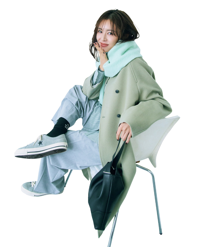 ミントグリーンのストール×グリーンのコート×ライトグレーのシャツ×ライトグレーのワイドパンツ×ライトグリーンスニーカーコーデ