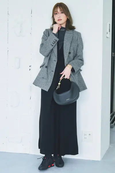 【1/22のコーデ】インナーからスニーカーまでを黒でつないで、シャープな装いに