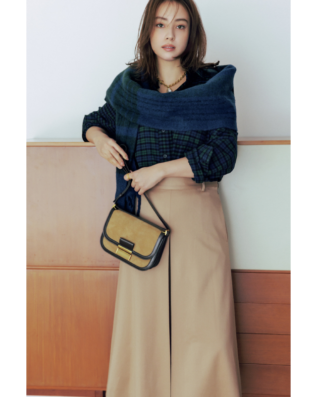 フランネルチェックシャツ×ベージュスカートコーデ