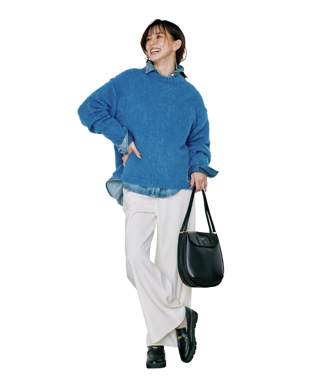 ブルーニット×ブルーデニムシャツ×白パンツ×黒バッグ×黒ローファーコーデ